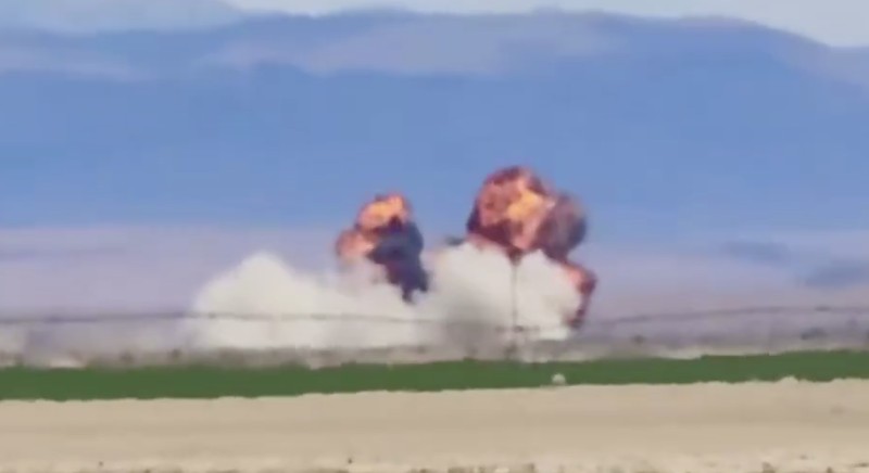 Dua jet tempur dilaporkan bertabrakan di udara saat melakukan demonstrasi dalam sebuah acara kedirgantaraan di negara bagian barat laut Idaho, Amerika Serikat (AS). Minggu (17/7/2026). (Henk Zuurbier/Handout via REUTERS)