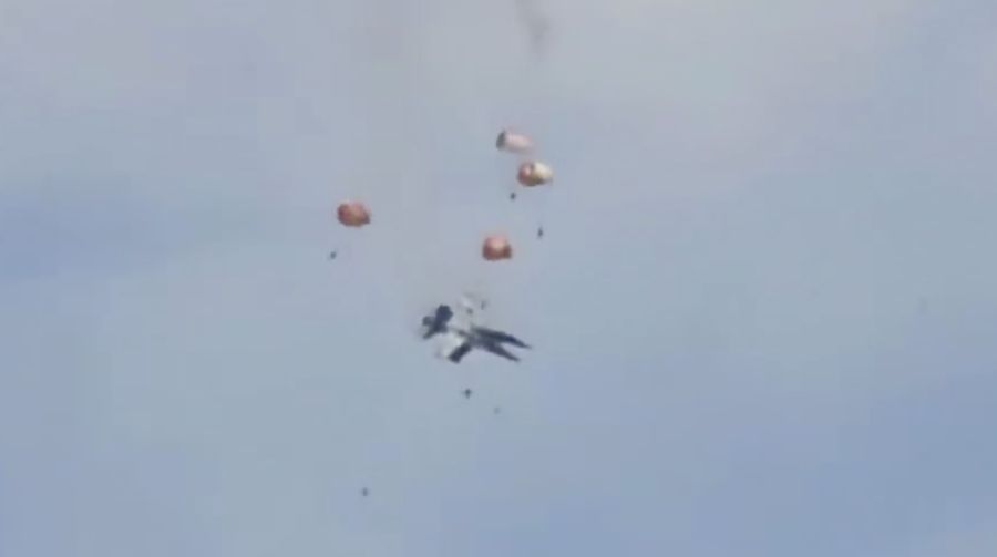 Dua jet tempur dilaporkan bertabrakan di udara saat melakukan demonstrasi dalam sebuah acara kedirgantaraan di negara bagian barat laut Idaho, Amerika Serikat (AS). Minggu (17/7/2026). (Tangkapan Layar Video/X)