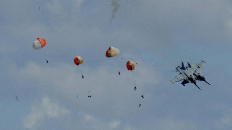 Dua jet tempur dilaporkan bertabrakan di udara saat melakukan demonstrasi dalam sebuah acara kedirgantaraan di negara bagian barat laut Idaho, Amerika Serikat (AS). Minggu (17/7/2026). (Henk Zuurbier/Handout via REUTERS)