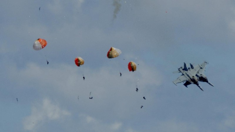 Dua jet tempur dilaporkan bertabrakan di udara saat melakukan demonstrasi dalam sebuah acara kedirgantaraan di negara bagian barat laut Idaho, Amerika Serikat (AS). Minggu (17/7/2026). (Henk Zuurbier/Handout via REUTERS)