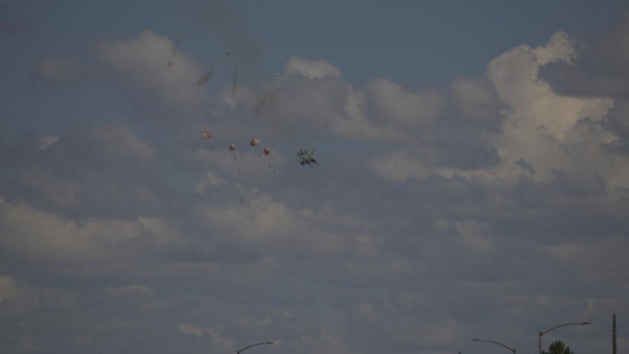 Dua jet tempur dilaporkan bertabrakan di udara saat melakukan demonstrasi dalam sebuah acara kedirgantaraan di negara bagian barat laut Idaho, Amerika Serikat (AS). Minggu (17/7/2026). (Henk Zuurbier/Handout via REUTERS)