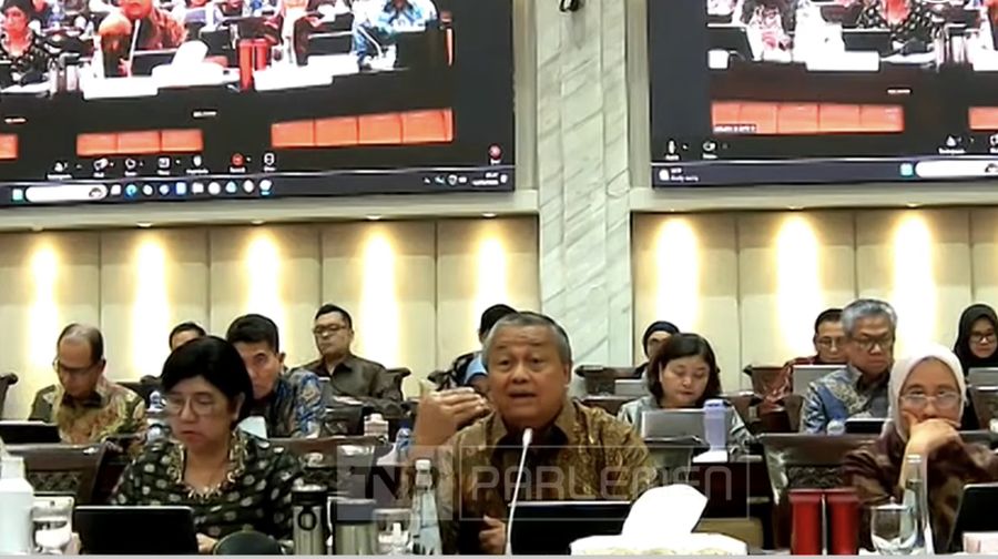 Gubernur Bank Indonesia, Perry Warjiyo saat mengikuti rapat kerja dengan Komisi XI DPR RI di Komplek Parlemen, Jakarta, Senin (18/5/2026). (Tangkapan Layar Youtube/TVR Parlemen)