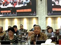 Gubernur Bank Indonesia, Perry Warjiyo saat mengikuti rapat kerja dengan Komisi XI DPR RI di Komplek Parlemen, Jakarta, Senin (18/5/2026). (Tangkapan Layar Youtube/TVR Parlemen)