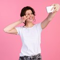 Ilustrasi selfie peace. (Dok. magnific)
