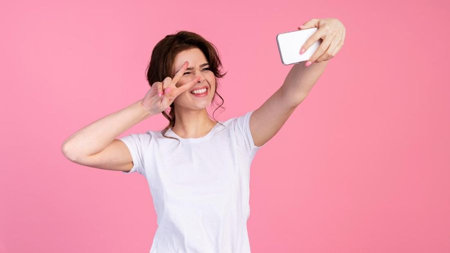 Ilustrasi selfie peace. (Dok. magnific)
