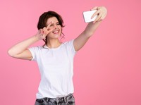 Ilustrasi selfie peace. (Dok. magnific)