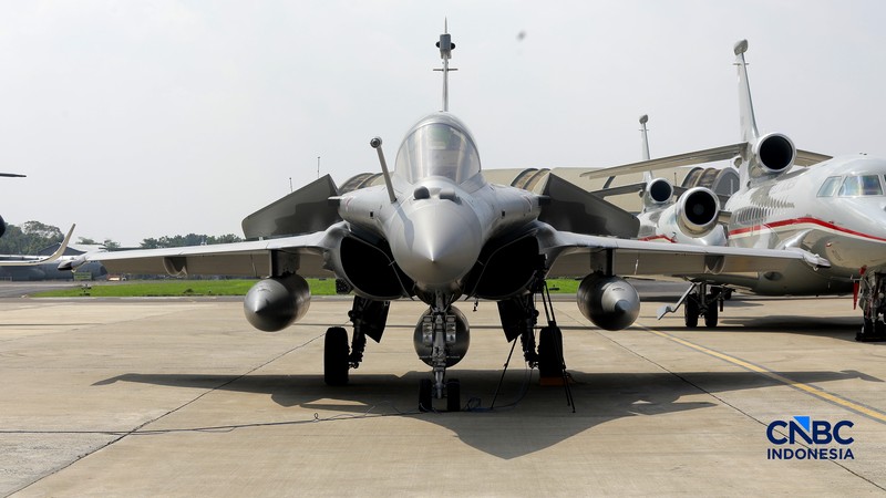 Pesawat jet tempur Multi-Role Combat Aircraft (MRCA) Rafale, A400M MRTT, Falcon 8X, Smart Weapon Hammer dan Missile Meteor di Lanud Halim Perdana Kusuma, Jakarta, Senin (18/5/2026). (CNBC Indonesia/Muhammad Sabki)