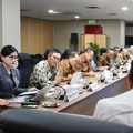 Ketua Dewan Ekonomi Nasional (DEN) Luhut Binsar Pandjaitan menggelar pertemuan strategis dengan jajaran pimpinan baru Otoritas Jasa Keuangan (OJK) pada Senin (18/5/2026). (Dok. DEN)