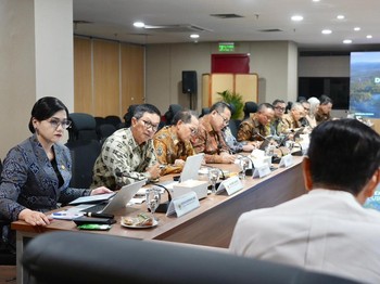 Ketua Dewan Ekonomi Nasional (DEN) Luhut Binsar Pandjaitan menggelar pertemuan strategis dengan jajaran pimpinan baru Otoritas Jasa Keuangan (OJK) pada Senin (18/5/2026). (Dok. DEN)