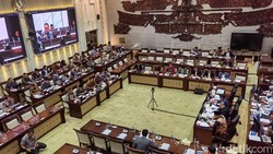 Anggota DPR Sentil Gubernur BI soal Rupiah: Mungkin Sekarang Saatnya Mundur