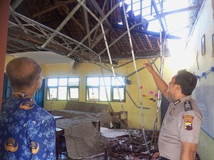 Atap SDN 2 Mlilir Grobogan Ambrol, Siswa Terpaksa Belajar di Ruang Rebana