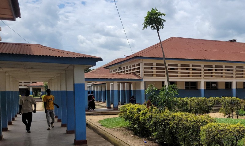Seorang pria digendong keluar dari ambulans saat tiba di Rumah Sakit Rujukan Umum Bunia setelah dikonfirmasinya wabah Ebola yang melibatkan strain Bundibugyo di Bunia, provinsi Ituri, Republik Demokratik Kongo, 16 Mei 2026. (REUTERS/Victoire Mukenge)