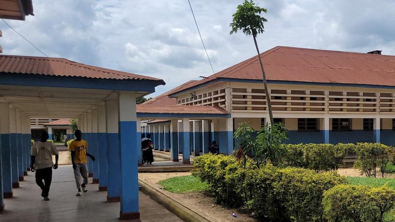 Orang-orang berjalan di Rumah Sakit Rujukan Umum Bunia setelah konfirmasi wabah Ebola yang melibatkan strain Bundibugyo di Bunia, provinsi Ituri, Republik Demokratik Kongo, 16 Mei 2026.