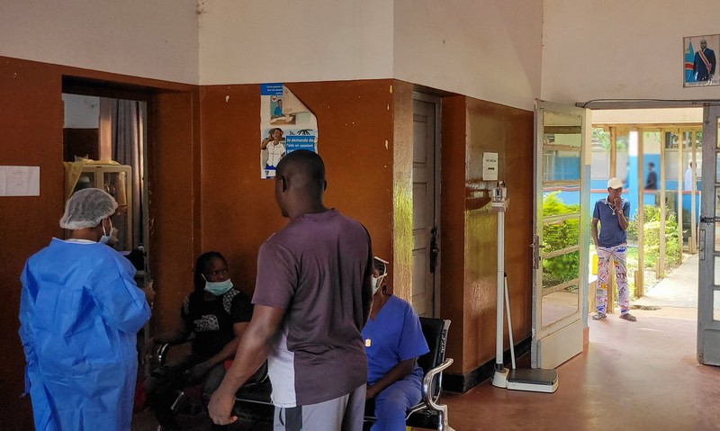 Seorang pria digendong keluar dari ambulans saat tiba di Rumah Sakit Rujukan Umum Bunia setelah dikonfirmasinya wabah Ebola yang melibatkan strain Bundibugyo di Bunia, provinsi Ituri, Republik Demokratik Kongo, 16 Mei 2026. (REUTERS/Victoire Mukenge)