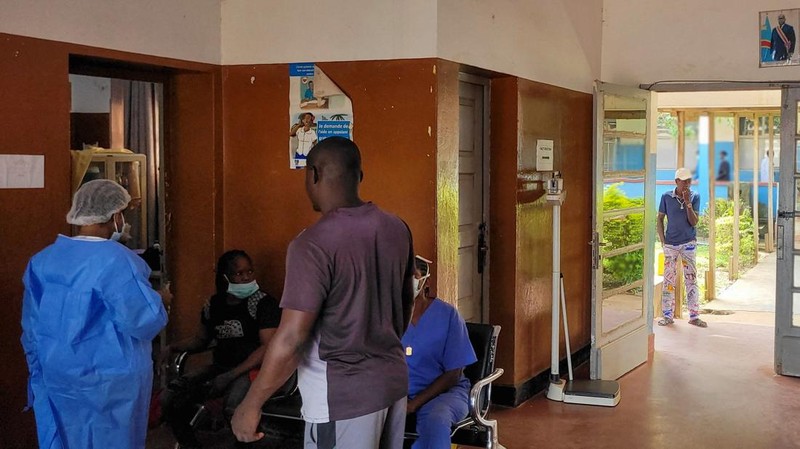 Orang-orang di Rumah Sakit Rujukan Umum Bunia setelah konfirmasi wabah Ebola yang melibatkan strain Bundibugyo di Bunia, provinsi Ituri, Republik Demokratik Kongo, 16 Mei 2026.