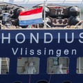 Orang-orang yang mengenakan pakaian pelindung diri di atas kapal pesiar MV Hondius, yang terkena wabah hantavirus, setelah tiba di Pelabuhan Rotterdam, tempat otoritas Belanda sedang mempersiapkan pengaturan karantina, di Rotterdam, Belanda, 18 Mei 2