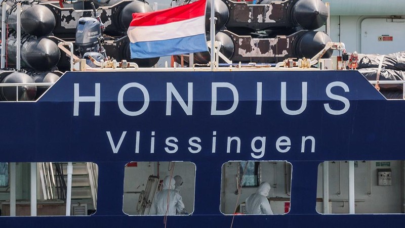 Orang-orang yang mengenakan pakaian pelindung diri di atas kapal pesiar MV Hondius, yang terkena wabah hantavirus, setelah tiba di Pelabuhan Rotterdam, tempat otoritas Belanda sedang mempersiapkan pengaturan karantina, di Rotterdam, Belanda, 18 Mei 2026.