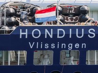 Orang-orang yang mengenakan pakaian pelindung diri di atas kapal pesiar MV Hondius, yang terkena wabah hantavirus, setelah tiba di Pelabuhan Rotterdam, tempat otoritas Belanda sedang mempersiapkan pengaturan karantina, di Rotterdam, Belanda, 18 Mei 2