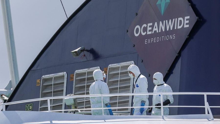 Orang-orang yang mengenakan pakaian pelindung diri di atas kapal pesiar MV Hondius, yang terkena wabah hantavirus, setelah tiba di Pelabuhan Rotterdam, tempat otoritas Belanda sedang mempersiapkan pengaturan karantina, di Rotterdam, Belanda, 18 Mei 2026.