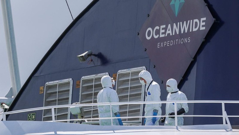 Orang-orang yang mengenakan pakaian pelindung diri di atas kapal pesiar MV Hondius, yang terkena wabah hantavirus, setelah tiba di Pelabuhan Rotterdam, tempat otoritas Belanda sedang mempersiapkan pengaturan karantina, di Rotterdam, Belanda, 18 Mei 2026.