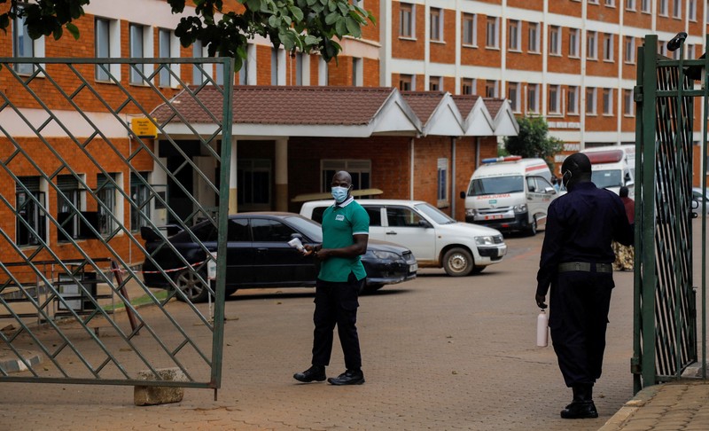 Seorang pria digendong keluar dari ambulans saat tiba di Rumah Sakit Rujukan Umum Bunia setelah dikonfirmasinya wabah Ebola yang melibatkan strain Bundibugyo di Bunia, provinsi Ituri, Republik Demokratik Kongo, 16 Mei 2026. (REUTERS/Victoire Mukenge)