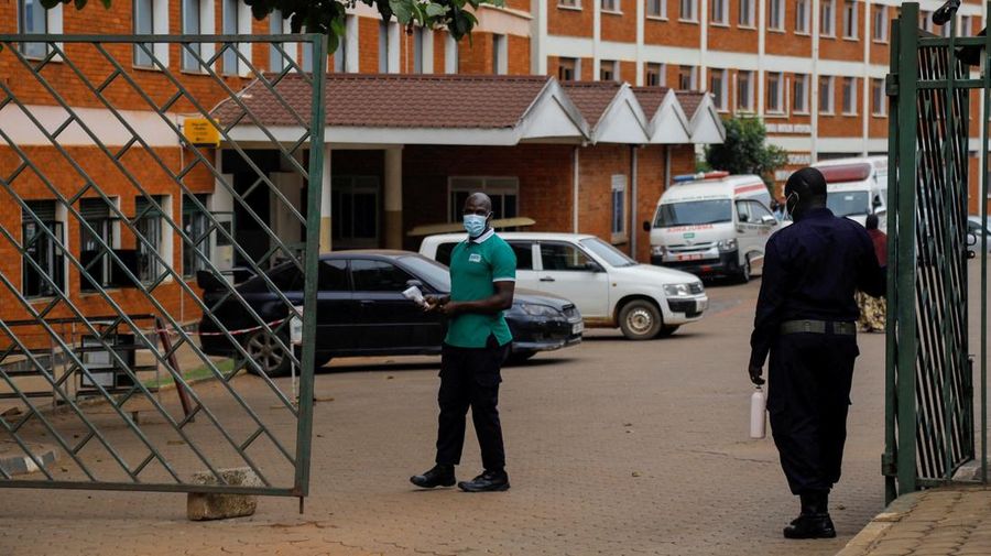 Para pekerja berjaga di gerbang Rumah Sakit Muslim Kibuli tempat seorang pria Kongo meninggal karena virus Ebola Bundibugyo di pinggiran kota Kibuli, Kampala, Uganda, 16 Mei 2026.