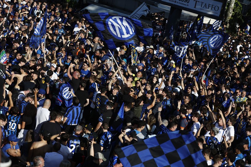 Pawai kemenangan Inter Milan di Lapangan Duomo, Milan, Italia, Minggu (17/5/2026). (REUTERS/Vincenzo Livieri)