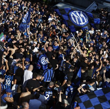 Lautan Hitam Biru! Puluhan Ribu Fan Inter Milan Rayakan Double Winner