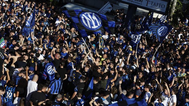 Lautan Hitam Biru! Puluhan Ribu Fan Inter Milan Rayakan Double Winner