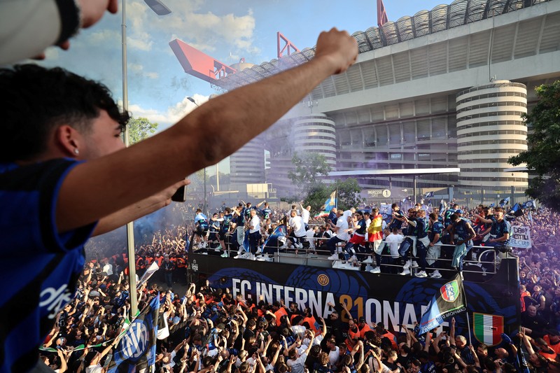 Pawai kemenangan Inter Milan di Lapangan Duomo, Milan, Italia, Minggu (17/5/2026). (REUTERS/Vincenzo Livieri)