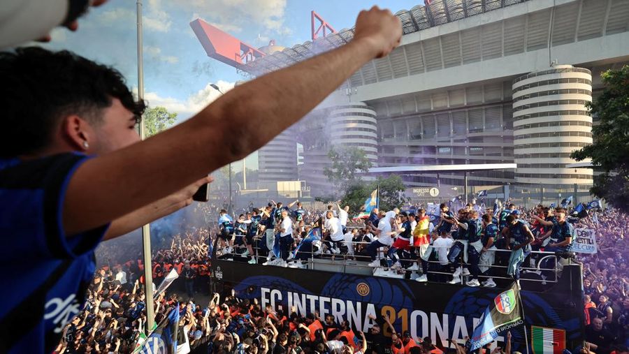 Pawai kemenangan Inter Milan di Lapangan Duomo, Milan, Italia, Minggu (17/5/2026). (REUTERS/Vincenzo Livieri)