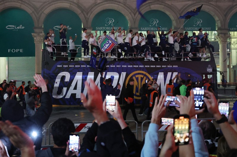 Pawai kemenangan Inter Milan di Lapangan Duomo, Milan, Italia, Minggu (17/5/2026). (REUTERS/Vincenzo Livieri)