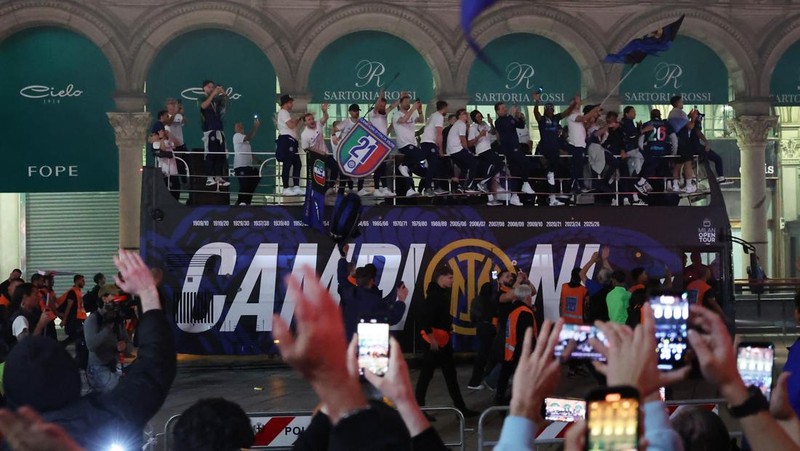 Pawai kemenangan Inter Milan di Lapangan Duomo, Milan, Italia, Minggu (17/5/2026). (REUTERS/Vincenzo Livieri)