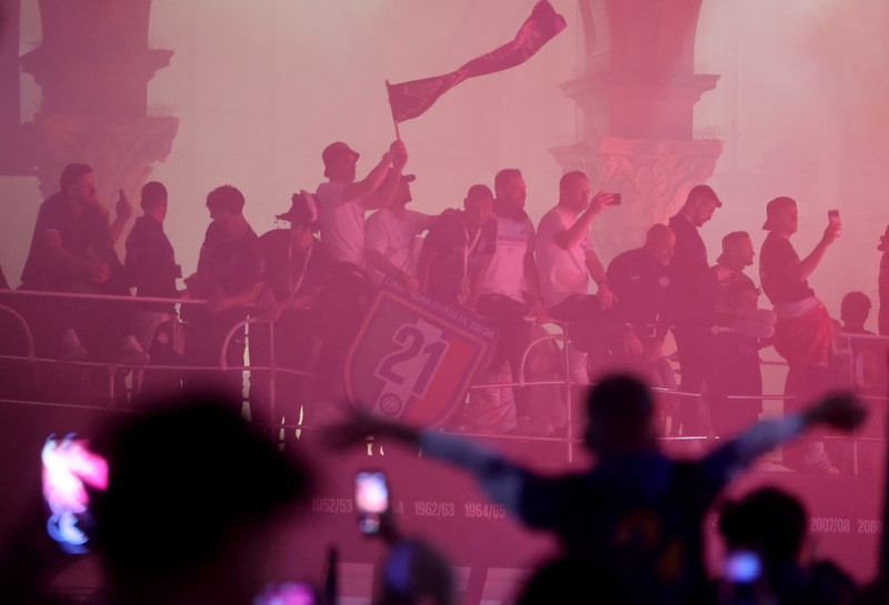 Pawai kemenangan Inter Milan di Lapangan Duomo, Milan, Italia, Minggu (17/5/2026). (REUTERS/Vincenzo Livieri)