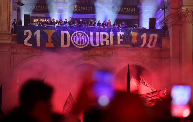 Pawai kemenangan Inter Milan di Lapangan Duomo, Milan, Italia, Minggu (17/5/2026). (REUTERS/Vincenzo Livieri)