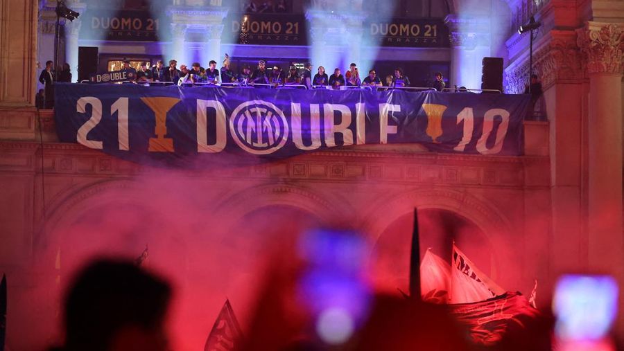 Pawai kemenangan Inter Milan di Lapangan Duomo, Milan, Italia, Minggu (17/5/2026). (REUTERS/Vincenzo Livieri)