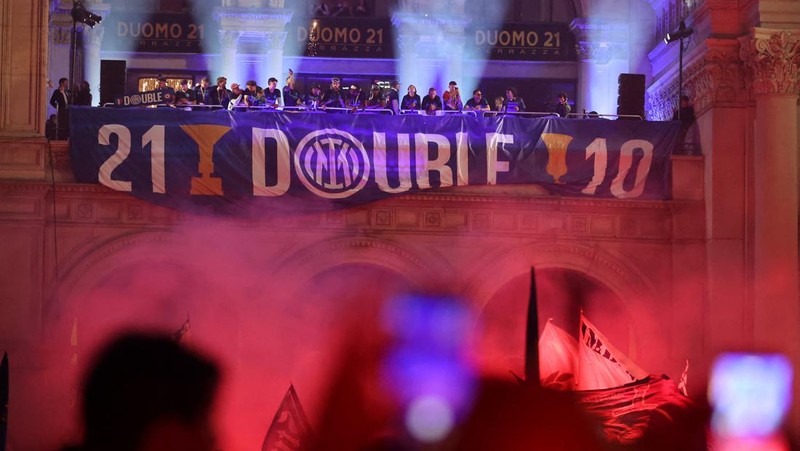 Pawai kemenangan Inter Milan di Lapangan Duomo, Milan, Italia, Minggu (17/5/2026). (REUTERS/Vincenzo Livieri)