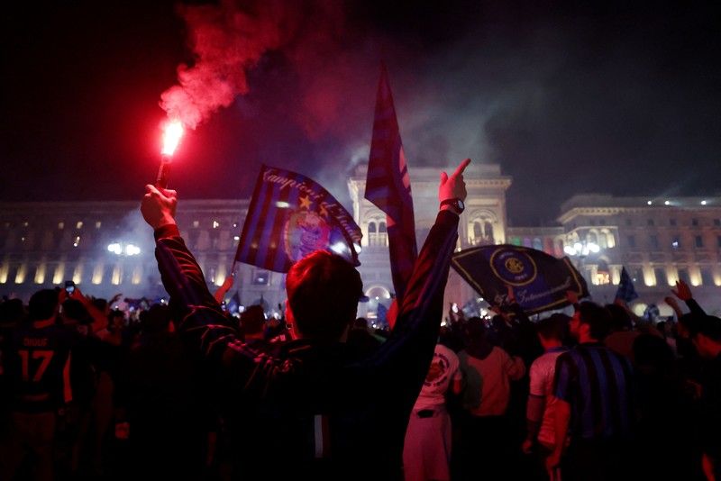 Pawai kemenangan Inter Milan di Lapangan Duomo, Milan, Italia, Minggu (17/5/2026). (REUTERS/Vincenzo Livieri)