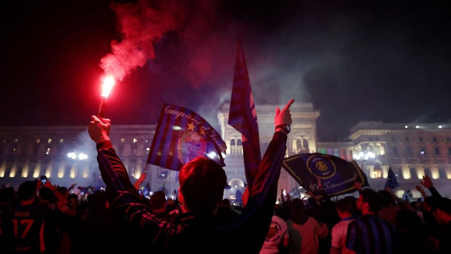 Pawai kemenangan Inter Milan di Lapangan Duomo, Milan, Italia, Minggu (17/5/2026). (REUTERS/Vincenzo Livieri)