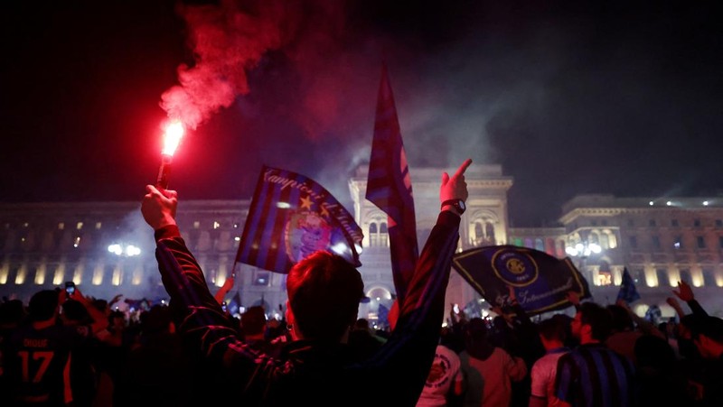 Pawai kemenangan Inter Milan di Lapangan Duomo, Milan, Italia, Minggu (17/5/2026). (REUTERS/Vincenzo Livieri)