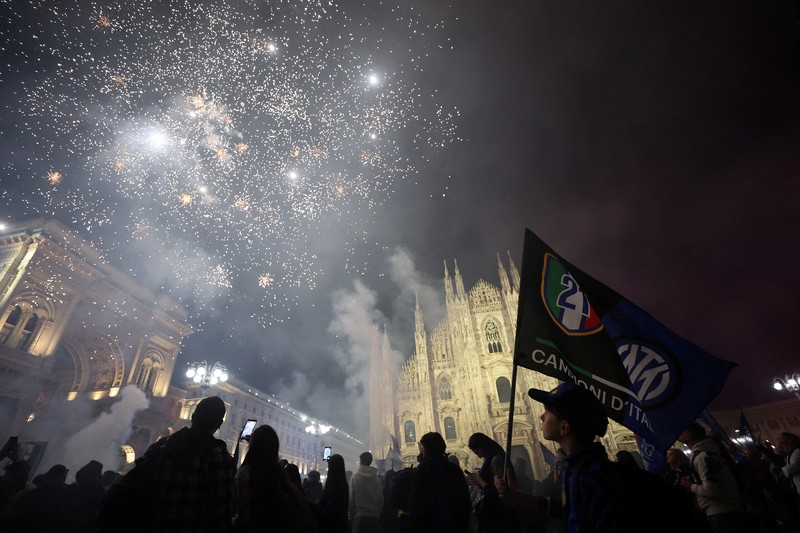 Pawai kemenangan Inter Milan di Lapangan Duomo, Milan, Italia, Minggu (17/5/2026). (REUTERS/Vincenzo Livieri)