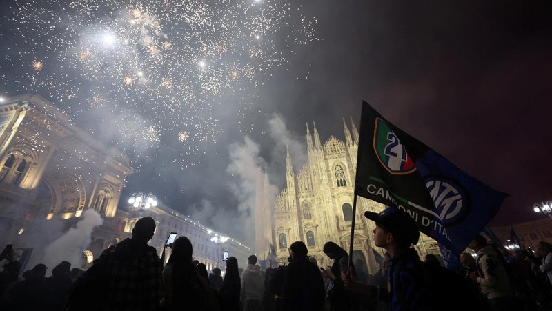 Pawai kemenangan Inter Milan di Lapangan Duomo, Milan, Italia, Minggu (17/5/2026). (REUTERS/Vincenzo Livieri)