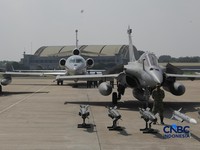 Pesawat jet tempur Multi-Role Combat Aircraft (MRCA) Rafale, A400M MRTT, Falcon 8X, Smart Weapon Hammer dan Missile Meteor di Lanud Halim Perdana Kusuma, Jakarta, Senin (18/5/2026). (CNBC Indonesia/Muhammad Sabki)