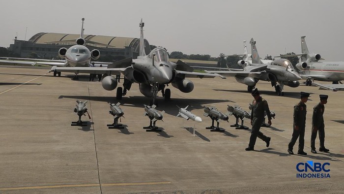 Pesawat jet tempur Multi-Role Combat Aircraft (MRCA) Rafale, A400M MRTT, Falcon 8X, Smart Weapon Hammer dan Missile Meteor di Lanud Halim Perdana Kusuma, Jakarta, Senin (18/5/2026). (CNBC Indonesia/Muhammad Sabki)