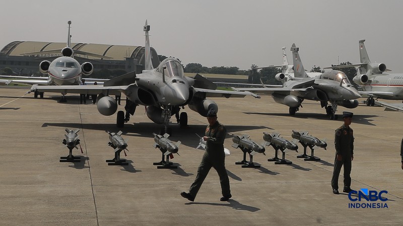 Pesawat jet tempur Multi-Role Combat Aircraft (MRCA) Rafale, A400M MRTT, Falcon 8X, Smart Weapon Hammer dan Missile Meteor di Lanud Halim Perdana Kusuma, Jakarta, Senin (18/5/2026). (CNBC Indonesia/Muhammad Sabki)