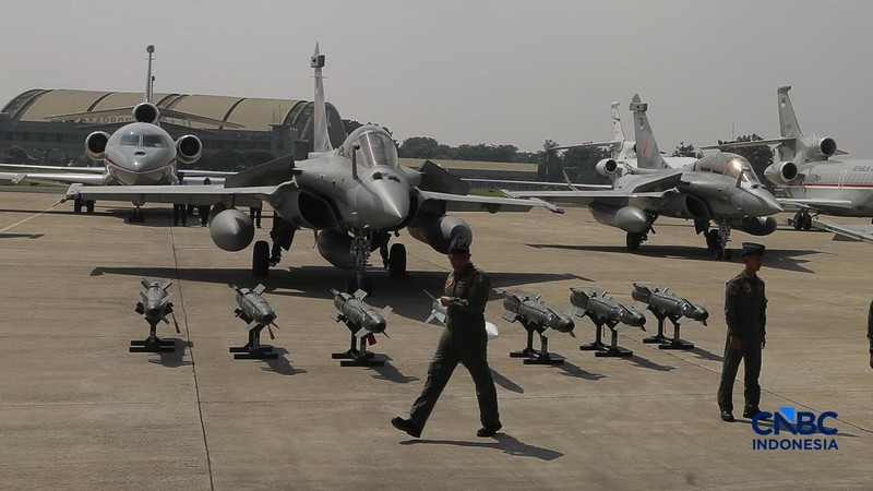 Pesawat jet tempur Multi-Role Combat Aircraft (MRCA) Rafale, A400M MRTT, Falcon 8X, Smart Weapon Hammer dan Missile Meteor di Lanud Halim Perdana Kusuma, Jakarta, Senin (18/5/2026). (CNBC Indonesia/Muhammad Sabki)
