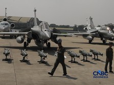 Pesawat jet tempur Multi-Role Combat Aircraft (MRCA) Rafale, A400M MRTT, Falcon 8X, Smart Weapon Hammer dan Missile Meteor di Lanud Halim Perdana Kusuma, Jakarta, Senin (18/5/2026). (CNBC Indonesia/Muhammad Sabki)
