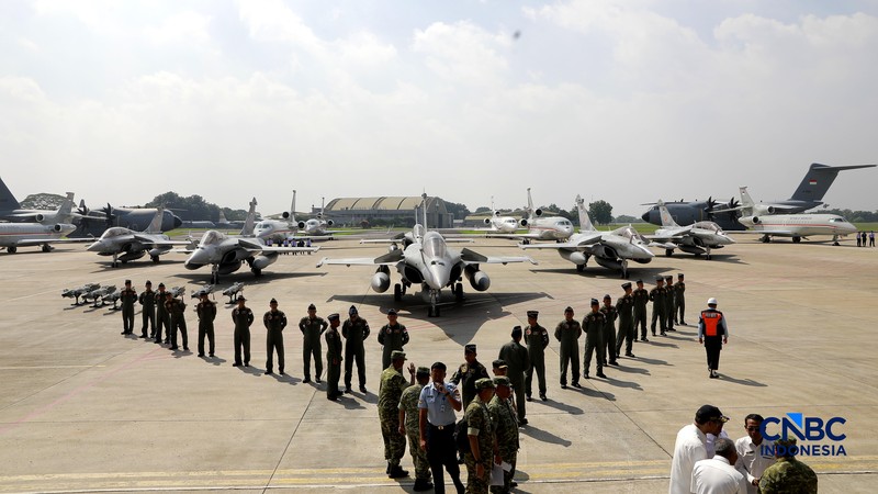 Pesawat jet tempur Multi-Role Combat Aircraft (MRCA) Rafale, A400M MRTT, Falcon 8X, Smart Weapon Hammer dan Missile Meteor di Lanud Halim Perdana Kusuma, Jakarta, Senin (18/5/2026). (CNBC Indonesia/Muhammad Sabki)