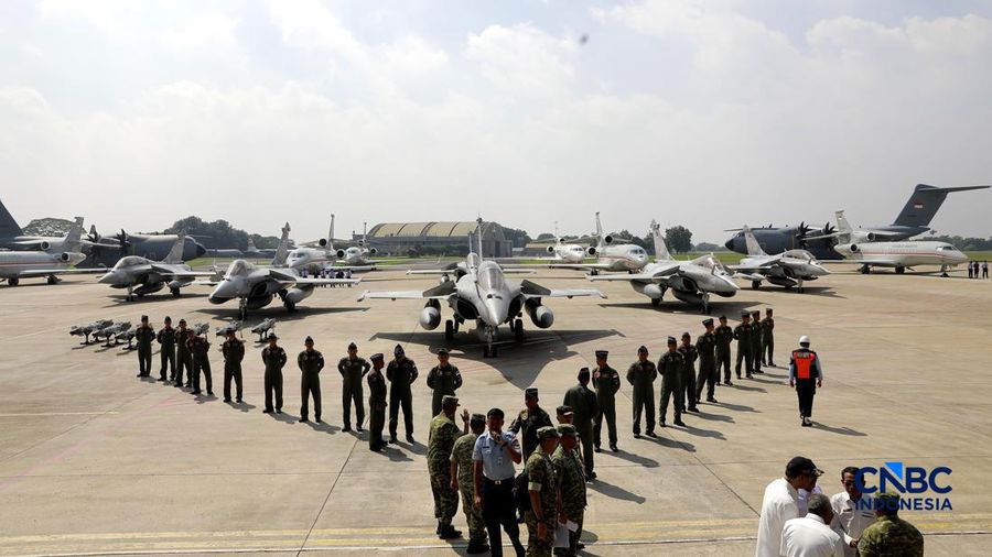 Pesawat jet tempur Multi-Role Combat Aircraft (MRCA) Rafale, A400M MRTT, Falcon 8X, Smart Weapon Hammer dan Missile Meteor di Lanud Halim Perdana Kusuma, Jakarta, Senin (18/5/2026). (CNBC Indonesia/Muhammad Sabki)