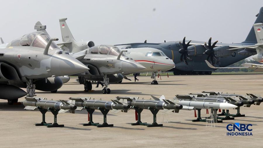 Pesawat jet tempur Multi-Role Combat Aircraft (MRCA) Rafale, A400M MRTT, Falcon 8X, Smart Weapon Hammer dan Missile Meteor di Lanud Halim Perdana Kusuma, Jakarta, Senin (18/5/2026). (CNBC Indonesia/Muhammad Sabki)